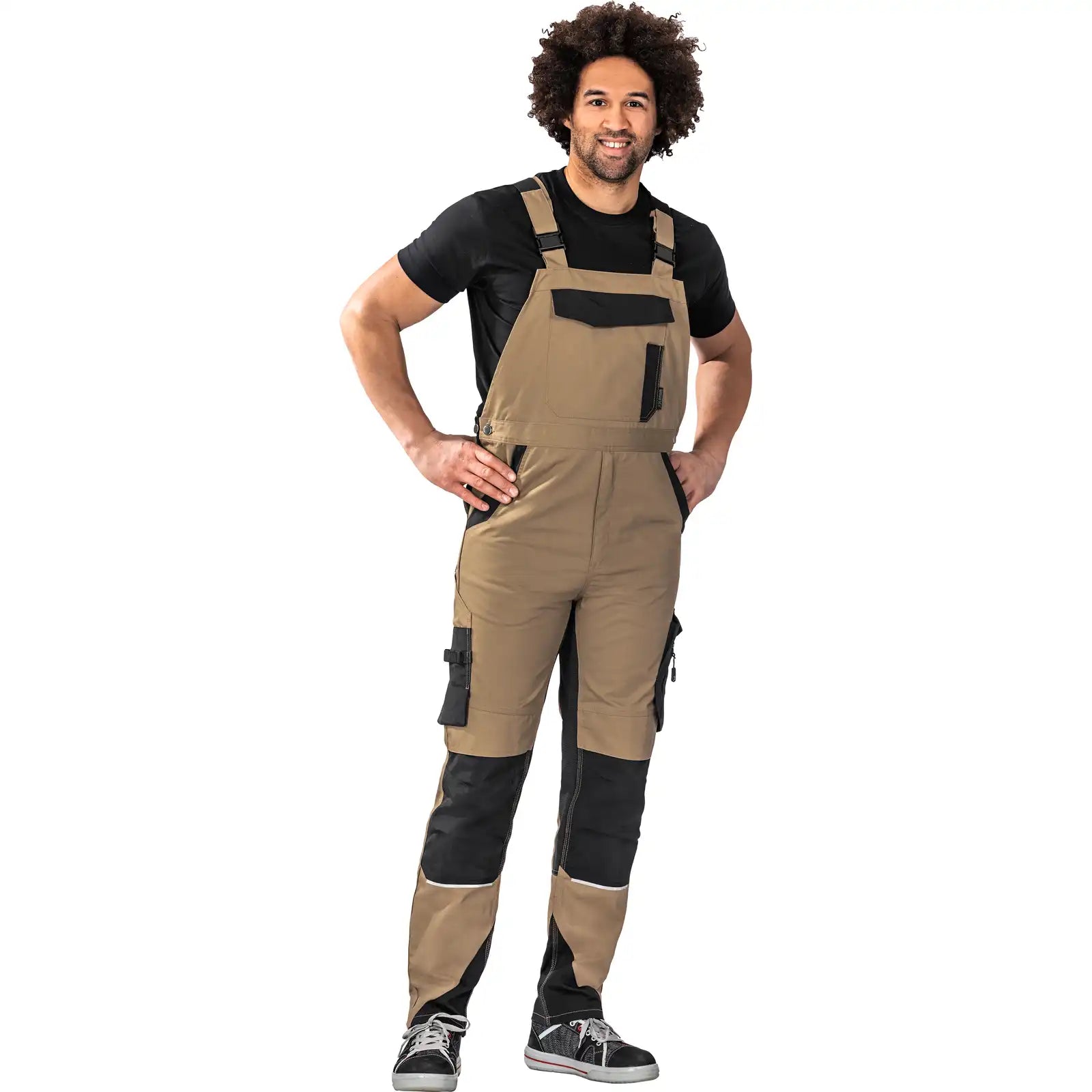 Planam Norit Herren Latzhose sand/schwarz 102 sand/schwarz - Produktbild mit Model