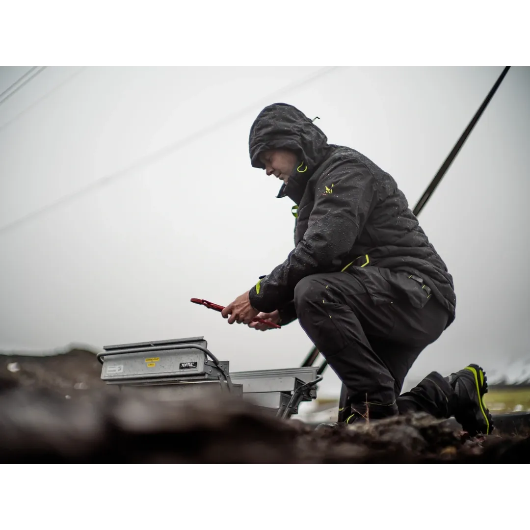 Helly Hansen Work Wear - DSC01955 - Winter 2020-Action-Tradesmen