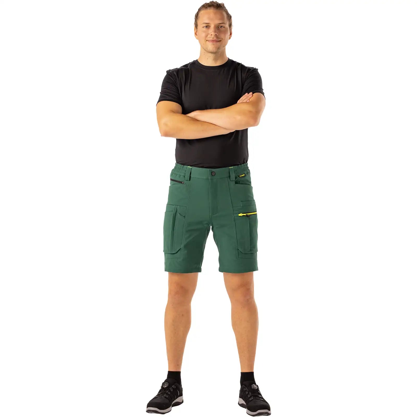 Planam rECOline Shorts grün             XS grün - Produktbild mit Model