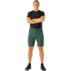 Planam rECOline Shorts grün             XS grün - Produktbild mit Model