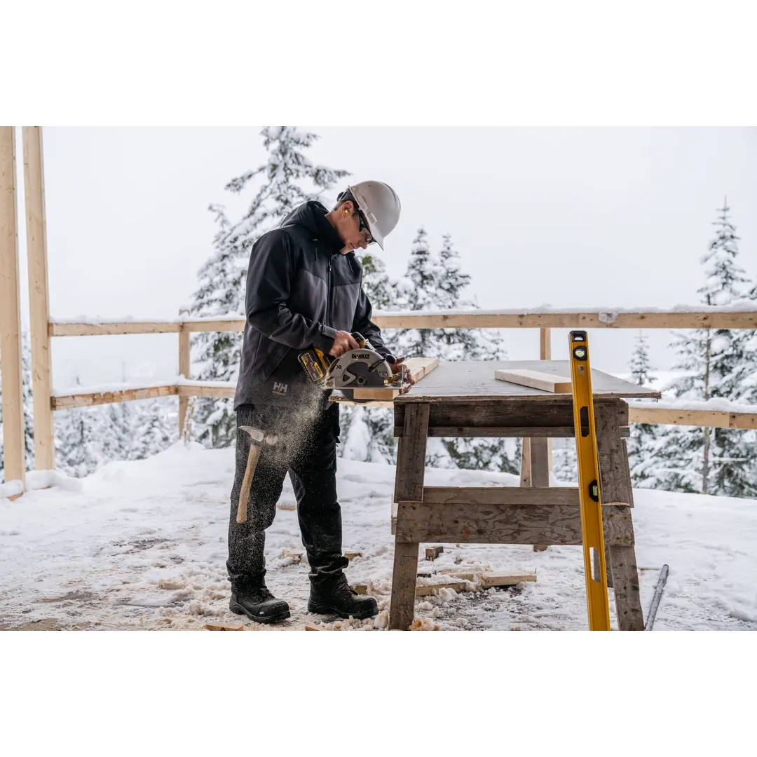 Helly Hansen Work Wear - Overbeck_Workwear-001 - Winter 2021-Action-Tradesmen