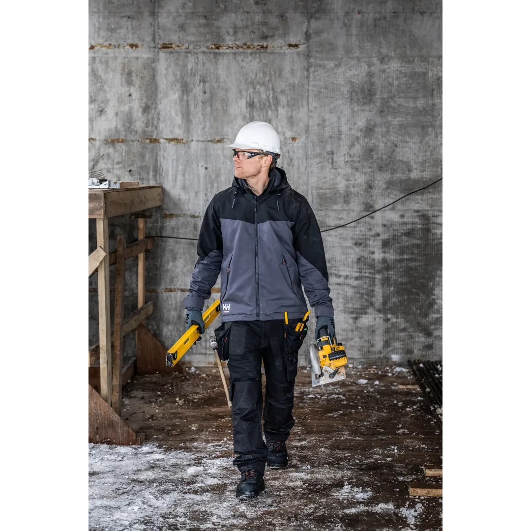 Helly Hansen Work Wear - Overbeck_Workwear-006 - Winter 2021-Action-Tradesmen