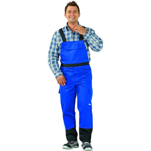 Planam Weld Shield Latzhose kornblumenblau/schwarz 102 kornblumenblau/schwarz - Produktbild mit Model
