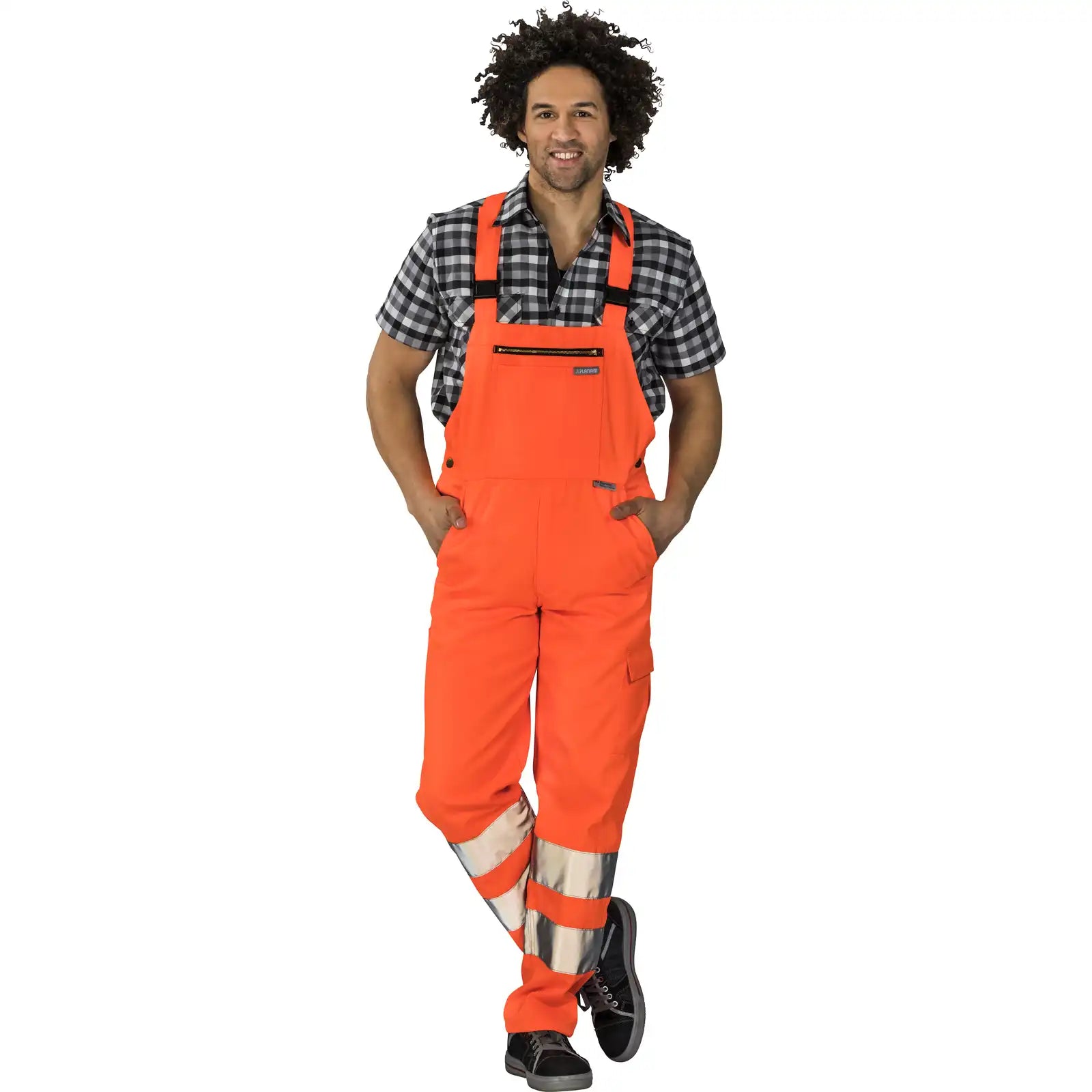 Planam Warnschutz Latzhose uni orange 102 uni orange - Produktbild mit Model
