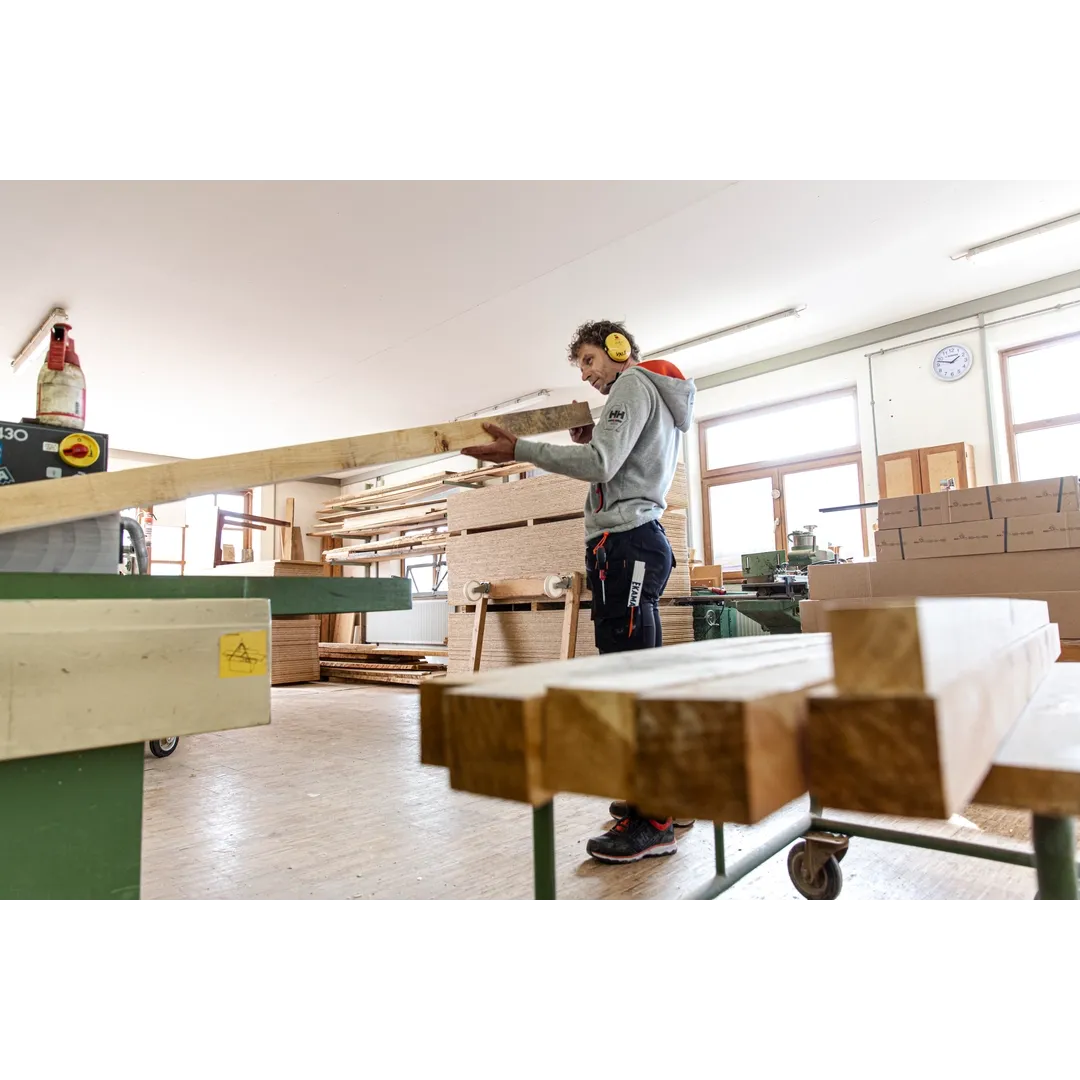 Helly Hansen Work Wear - helly_hansen_workwear_9_19_julian_bueckers_high_res_4 - Action