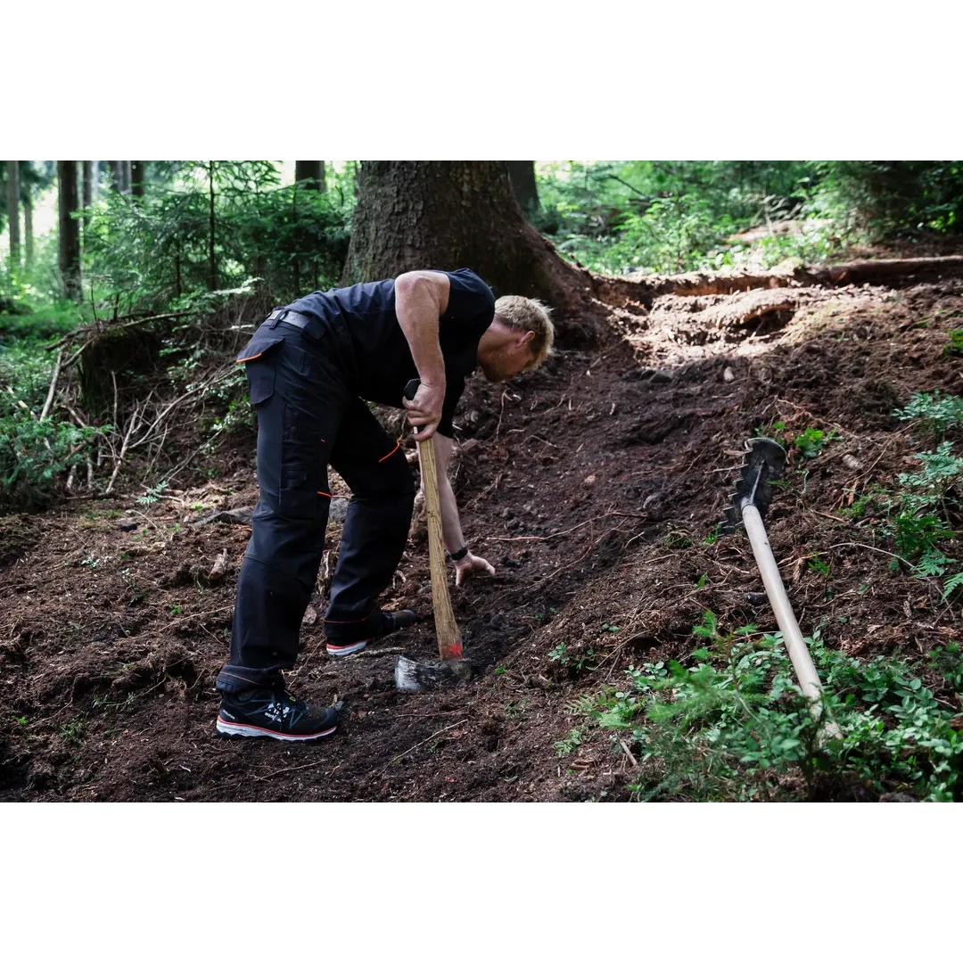 Helly Hansen Work Wear - Oberhof_HH_Matthias_Schwarz_Schneestern-1337 - Summer 2021-Action-Tradesman
