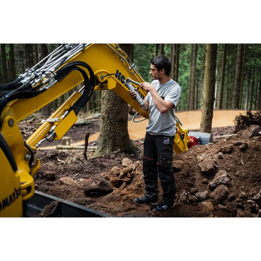 Helly Hansen Work Wear - Oberhof_HH_Matthias_Schwarz_Schneestern-1775 - Summer 2021-Action-Tradesman