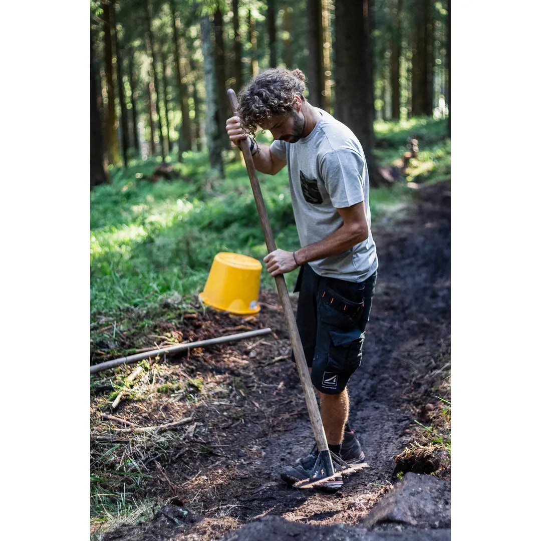 Helly Hansen Work Wear - Oberhof_HH_Matthias_Schwarz_Schneestern-1105-2 - Summer 2021-Action-Tradesman