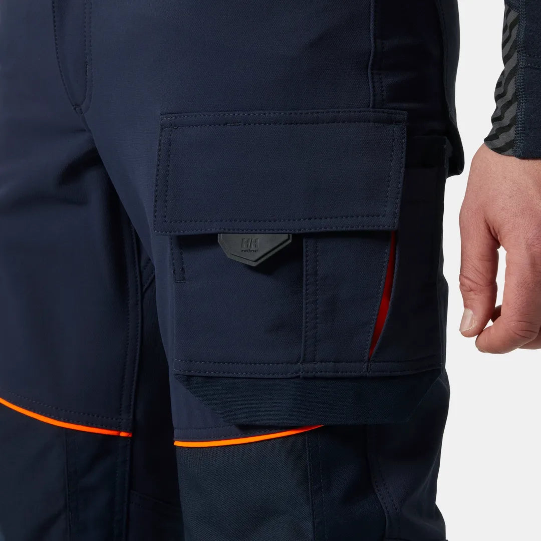 Helly Hansen Work Wear - 77553_590_feature4 - Onbody-W25-Winter 2025-FW25-Chelsea Evo-Trades